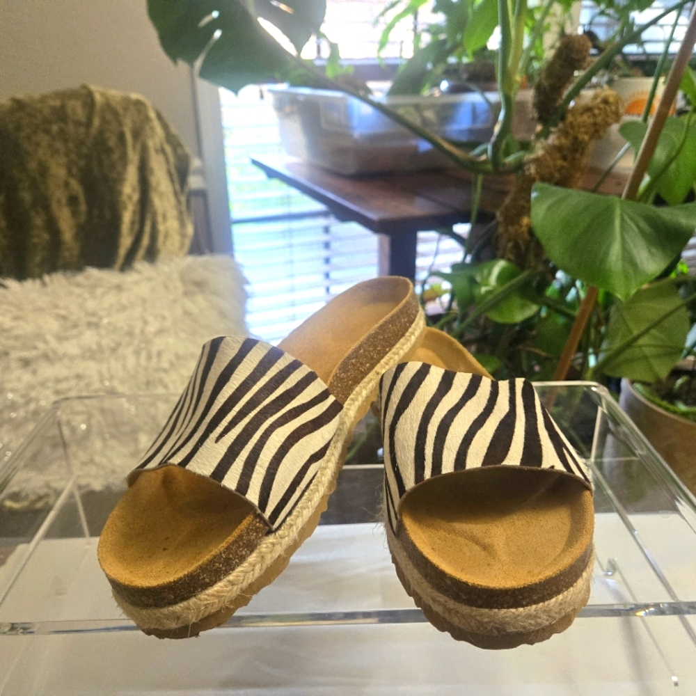 🖤3/$45🐝Yokono Women's Zebra Print Leather Classic Sandal Size 8